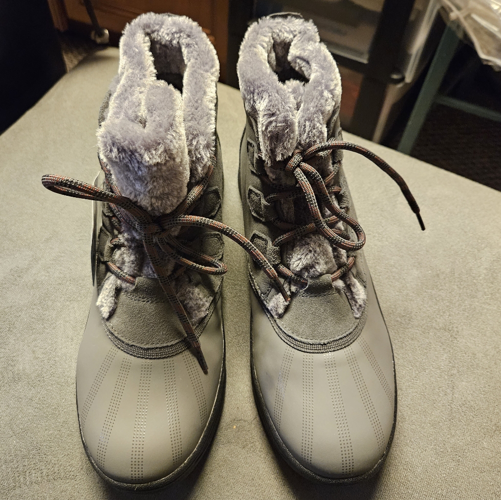 New With Box Baretraps Augustina Women's Water Resistant Winter Boots